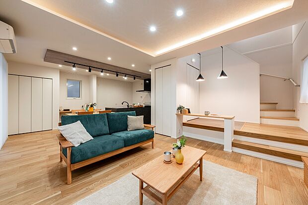 【リビング】住まいの中心のLDKをより上質に、そしてより快適に。個性輝くデザインとマテリアルを取り入れた魅力的な住まいが誕生しました。（10号棟｜2026年2月撮影）