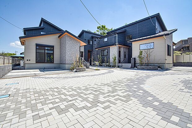 【前面道路含む現地写真】協定道路を囲む建物は1.5階の下屋建築を採用。2階部分の隣棟間隔にゆとりをつくり、空の抜け感を描くことで、街区内やリビングの中から澄み渡る青空や満天の星空を手に取るように感じることができます。