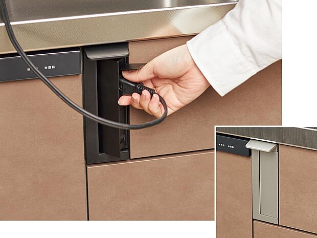 【その他画像】【キッチンコンセント】シンク下にコンセントを設置。ハンドブレンダーやミキサー使用時に便利です。上部のひさしとプラグ差込口のカバーが水かかりを防ぎ安心して使えます。