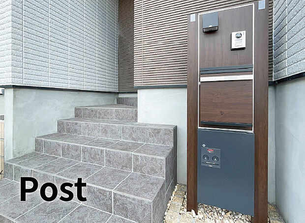 【【ポスト(宅配ボックス付)】】外出時や家事などで手が離せない時にも荷物を受け取れる便利な宅配ボックス付きのポスト。