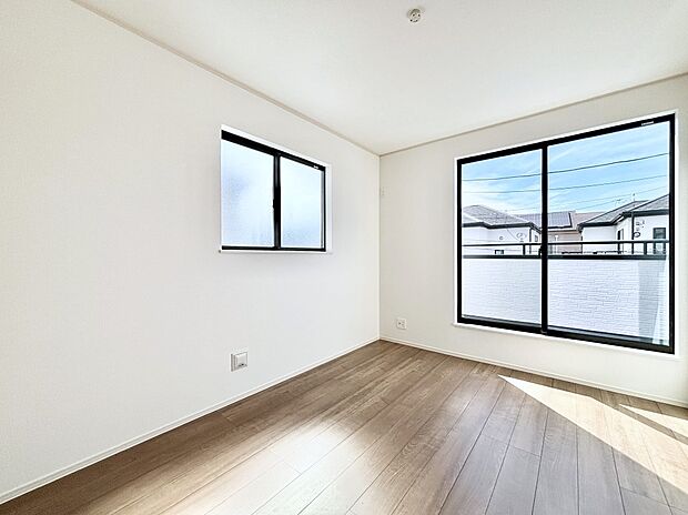 バルコニーが開放感をプラスしてくれる洋室  