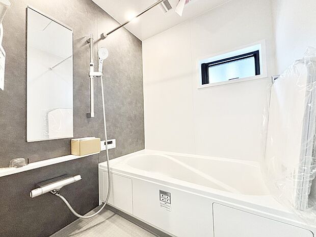 一日の疲れを癒してくれる明るい清潔感のあるバスルーム