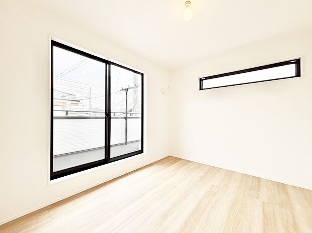 バルコニーが開放感をプラスしてくれる洋室