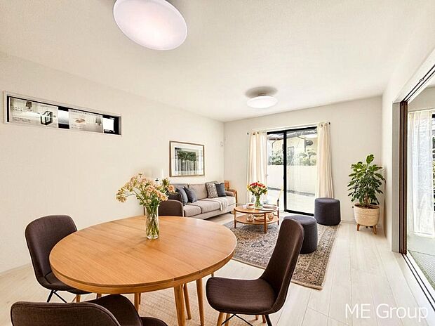 ご家族の賑やかな話し声で包まれる明るいリビング  ※家具はCGです