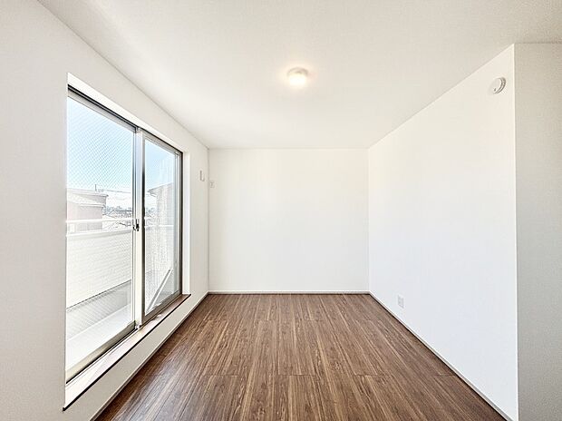 バルコニーが開放感をプラスしてくれる洋室  