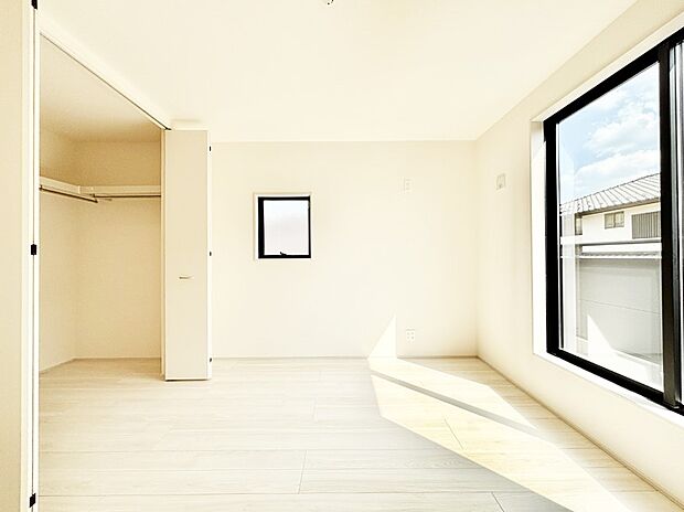 明るいバルコニーサイドに洋室を設置。目覚めの良い寝室に。 