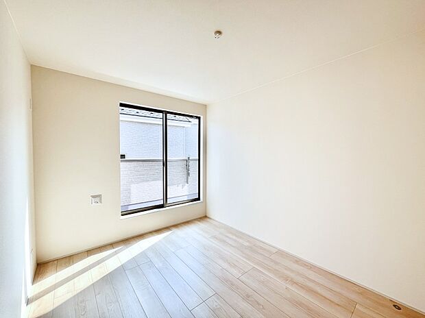 明るいバルコニーサイドに洋室を設置。目覚めの良い寝室に。