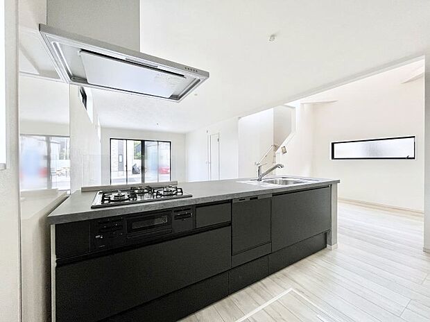 リビングを見渡せる人気のカウンターキッチン。 家族を見守りながら家事をすることができます。