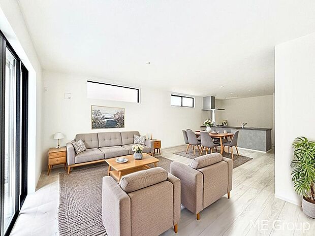 ご家族の賑やかな話し声で包まれる明るいリビング