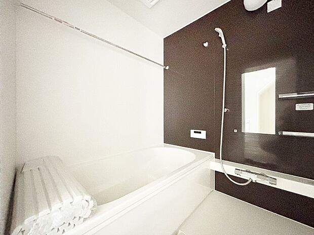 落ち着いた色合いの壁面、ゆっくりゆったり寛げるバスルーム。   