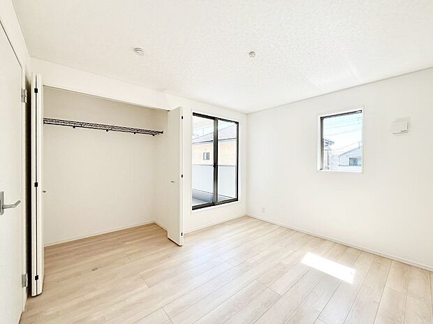 バルコニーが開放感をプラスしてくれる洋室  