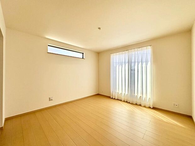 バルコニーが開放感をプラスしてくれる洋室