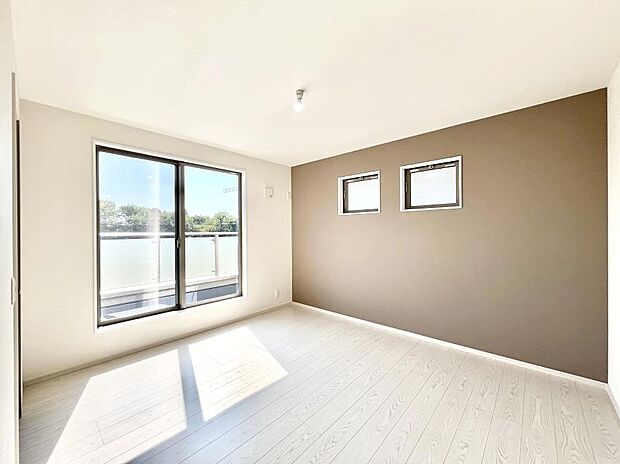 明るいバルコニーサイドに洋室を設置。目覚めの良い寝室に。 