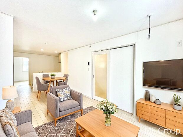 ご家族の賑やかな話し声で包まれる明るいリビング  ※家具はCGです