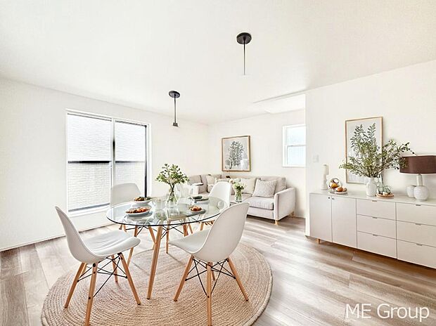 ご家族の賑やかな話し声で包まれる明るいリビング  ※家具はCGです