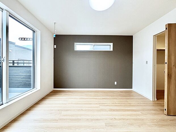 明るいバルコニーサイドに洋室を設置。アクセントクロスが上質な空間を演出！