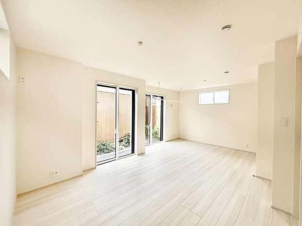 ライフスタイルに合わせて2部屋として利用できる広々とした洋室。