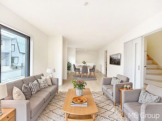 家族の和やかな会話が聞こえてきそう。開放感のあるリビングです。※家具はCGです  