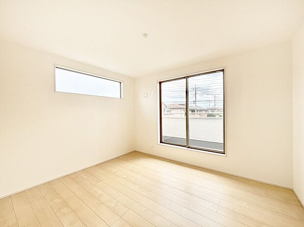 バルコニーが開放感をプラスしてくれる洋室  