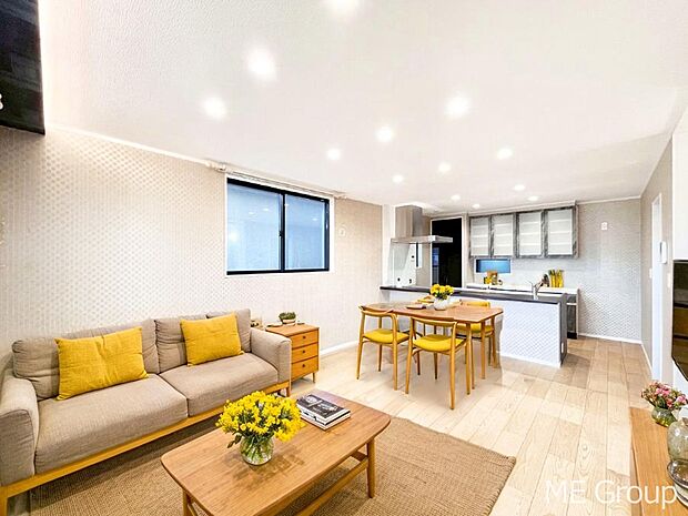 プライバシーも守れる2階リビングは明るく開放感たっぷり　※家具はCGです