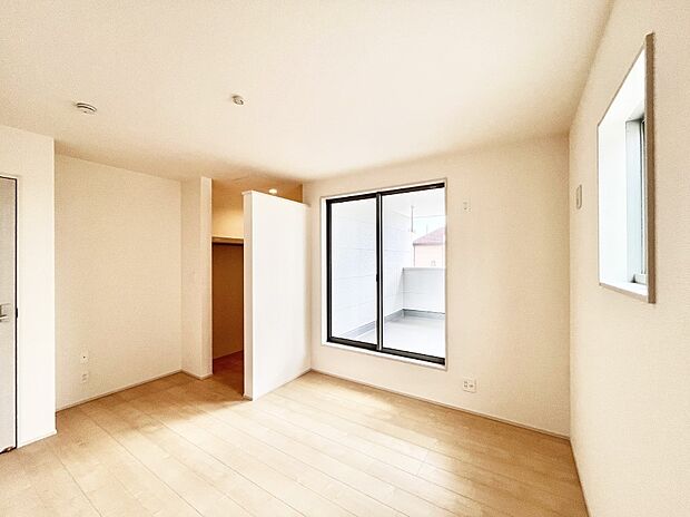 バルコニーが開放感をプラスしてくれる洋室