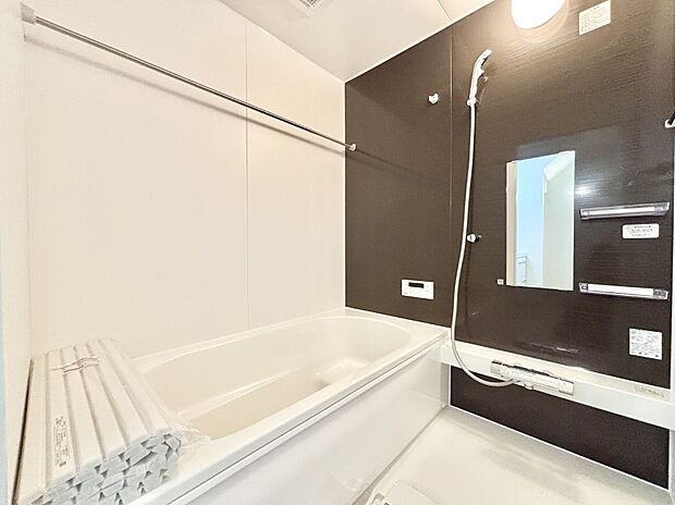 落ち着いた雰囲気でゆっくりお寛ぎいただけるバスルーム。