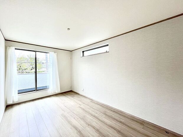 明るいバルコニーサイドに洋室を設置。目覚めの良い寝室に。 