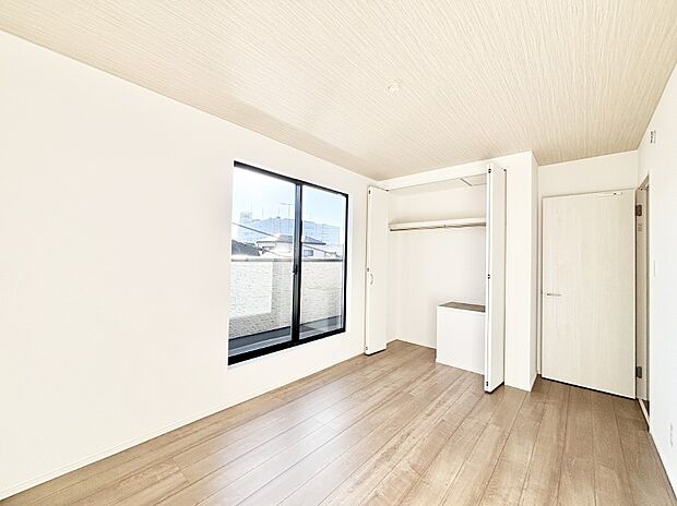 バルコニーが開放感をプラスしてくれる洋室