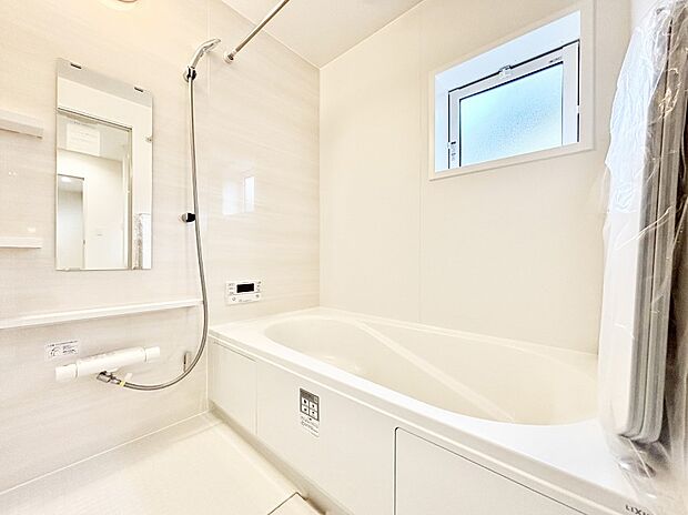 一日の疲れを癒してくれる明るい清潔感のあるバスルーム