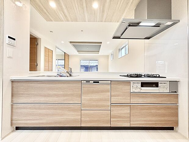 リビングを見渡せる人気のカウンターキッチン。 家族を見守りながら家事をすることができます。