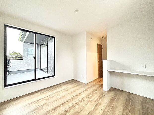 明るいバルコニーサイドに洋室を設置。目覚めの良い寝室に。