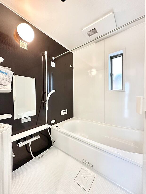 落ち着いた色合いの壁面、ゆっくりゆったり寛げるバスルーム。   