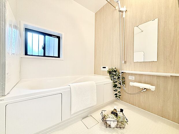 落ち着いた色合いの壁面、ゆっくりゆったり寛げるバスルーム。  