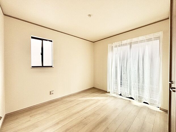 窓からのやさしい光が心地よいプライベートルーム