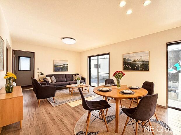 ご家族の賑やかな話し声で包まれる明るいリビング  ※家具はCGです