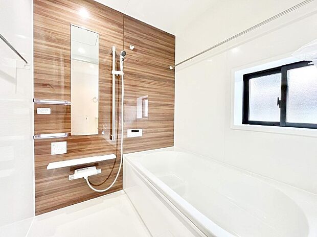 一日の疲れを癒してくれる明るい清潔感のあるバスルーム