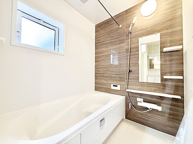 一日の疲れを癒してくれる明るい清潔感のあるバスルーム