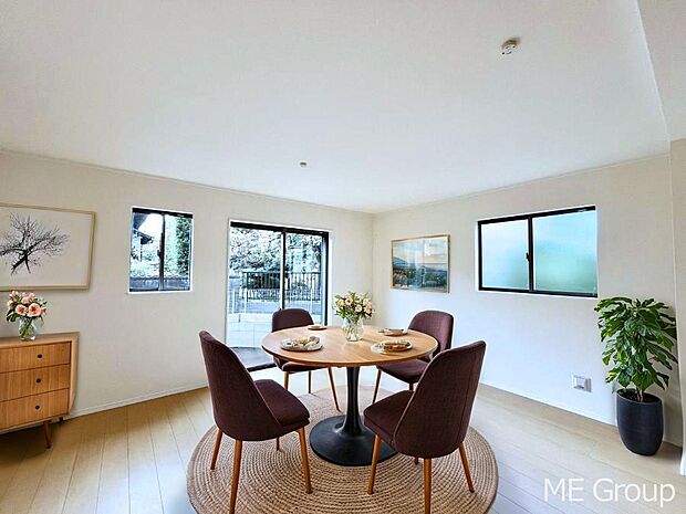 ご家族の賑やかな話し声で包まれる明るいリビング ※家具はCGです