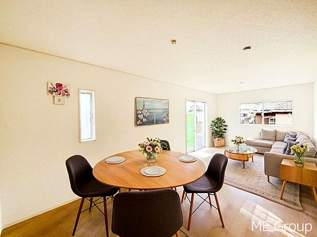 ご家族の賑やかな話し声で包まれる明るいリビング ※家具はCGです