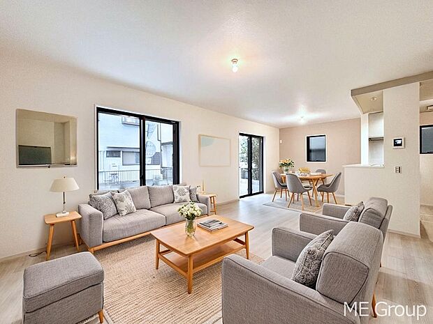 ご家族の賑やかな話し声で包まれる明るいリビング ※家具はCGです