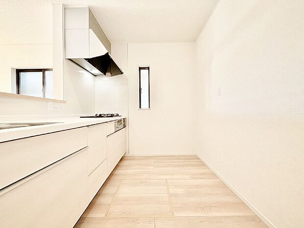 爽やかな風が通り抜けるキッチン。窓があるので明るく換気にも役立ちます。