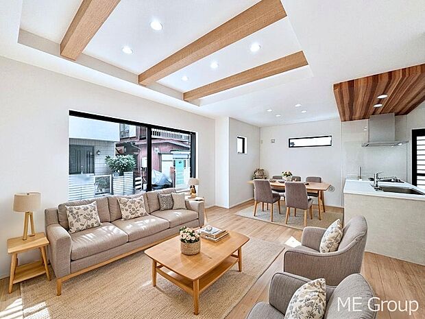 ご家族の賑やかな話し声で包まれる明るいリビング  ※家具はCGです