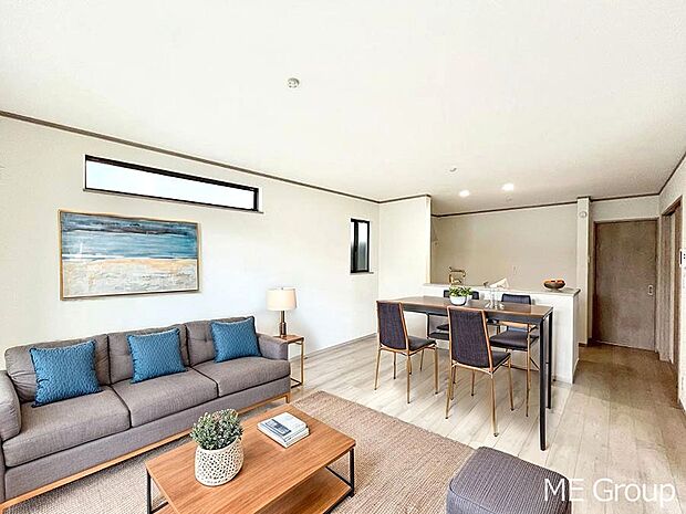 ご家族の賑やかな話し声で包まれる明るいリビング  ※家具はCGです