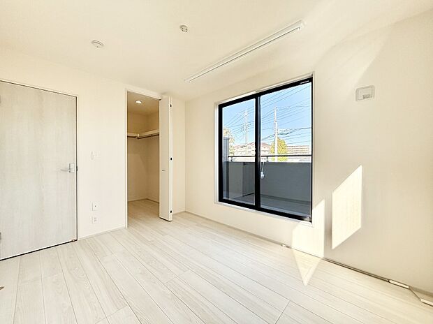 ウォークインクローゼットがあるお部屋!季節ごとの入れ替えも不要で便利です。