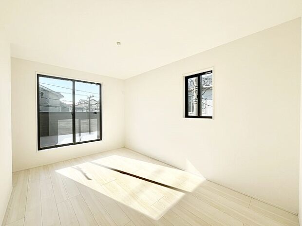 バルコニーが開放感をプラスしてくれる洋室