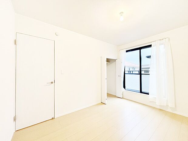 明るいバルコニーサイドに洋室を設置。目覚めの良い寝室に。