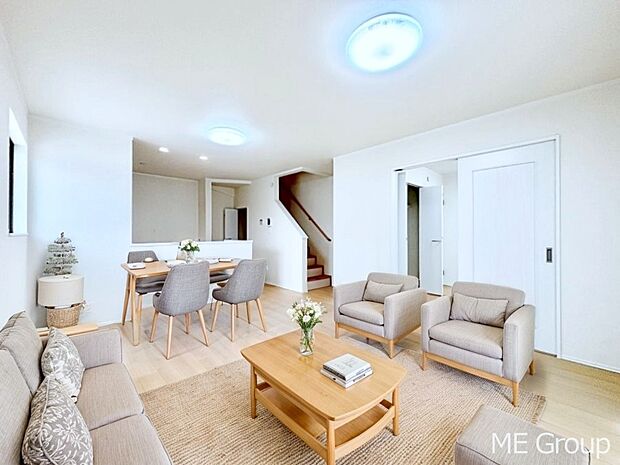 ご家族のコミュニケーションが深まるリビング階段を採用したLDK　※家具はCGです