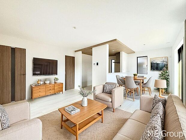 家族の和やかな会話が聞こえてきそう。開放感のあるリビングです。※家具はCGです  