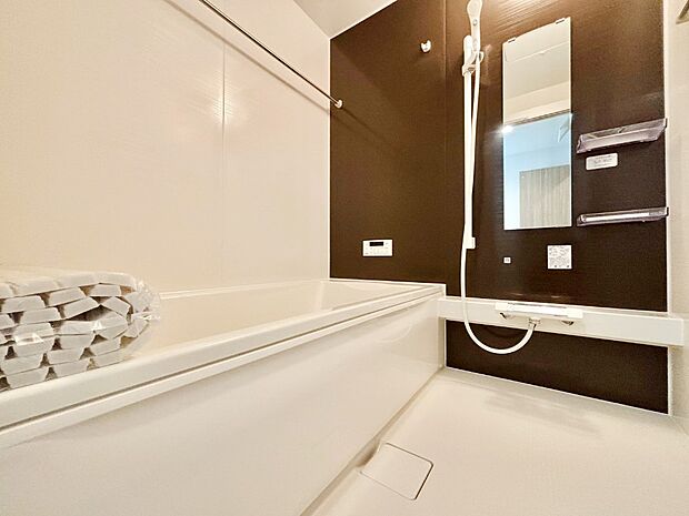 一日の疲れを癒してくれる明るい清潔感のあるバスルーム　