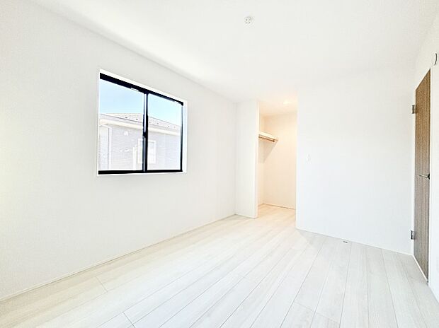 ウォークインクローゼットがあるお部屋!季節ごとの入れ替えも不要で便利です。